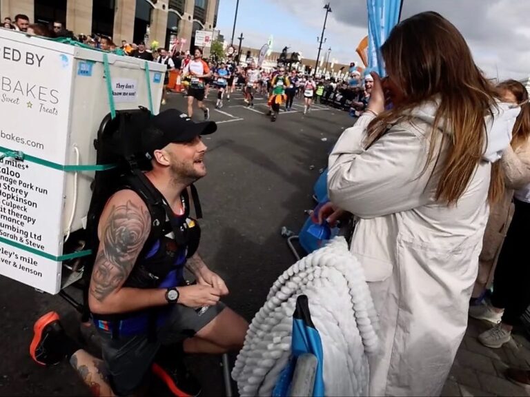 Daniel Fairbrother Corre la maratona di Londra con un frigorifero sulla schiena e...