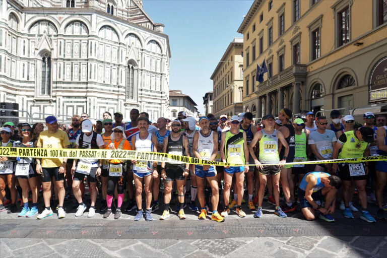 La partenza da Firenze della 100km del Passatore