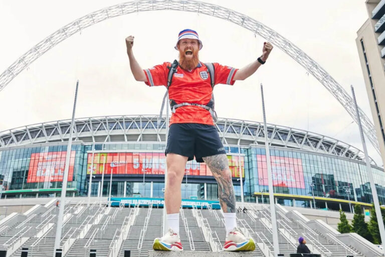 Russell Cook in posa davanti allo stadio di Wembley prima di partie per il suo lungo viaggio Europeo (foto Instagram @hardestgeezer)