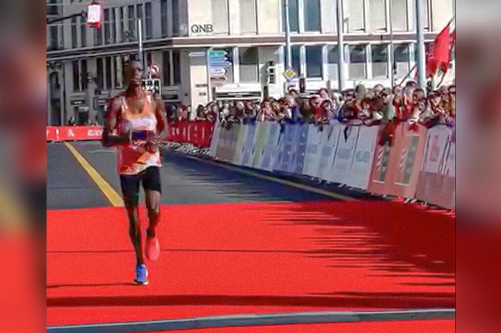 Kipchumba al traguardo della mezza maratona di Ginevra