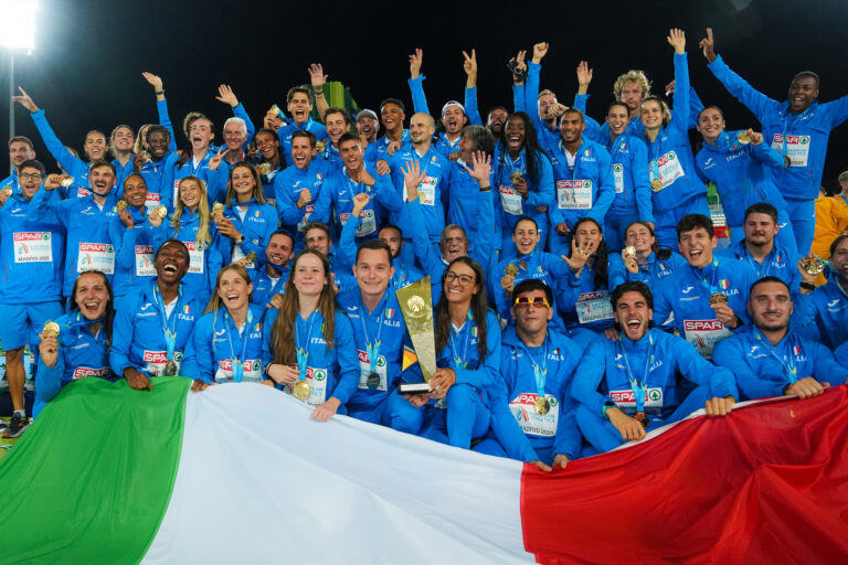 La staffetta 4x400 mista che ha festeggiato con il record italiano la vittoria dell'Italia agli Europei a squadre (Grana/Fidal)