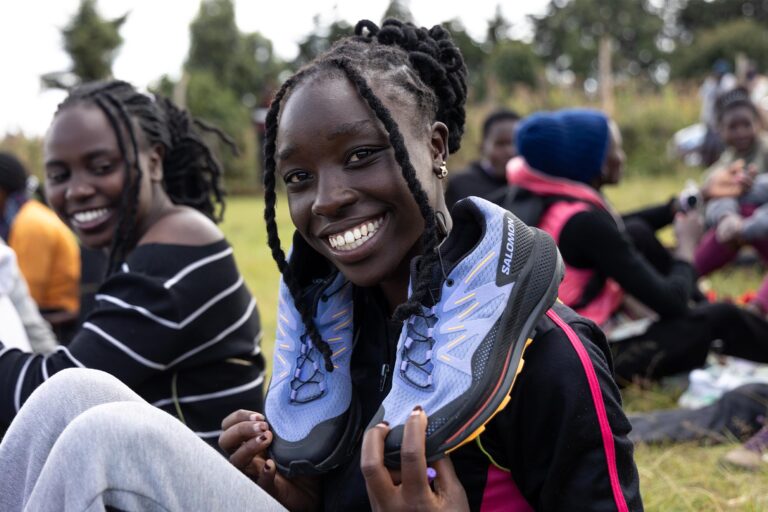 Una giovane di Iten con un "nuovo" paio di scarpe Salomon donate grazie a InYourShoes