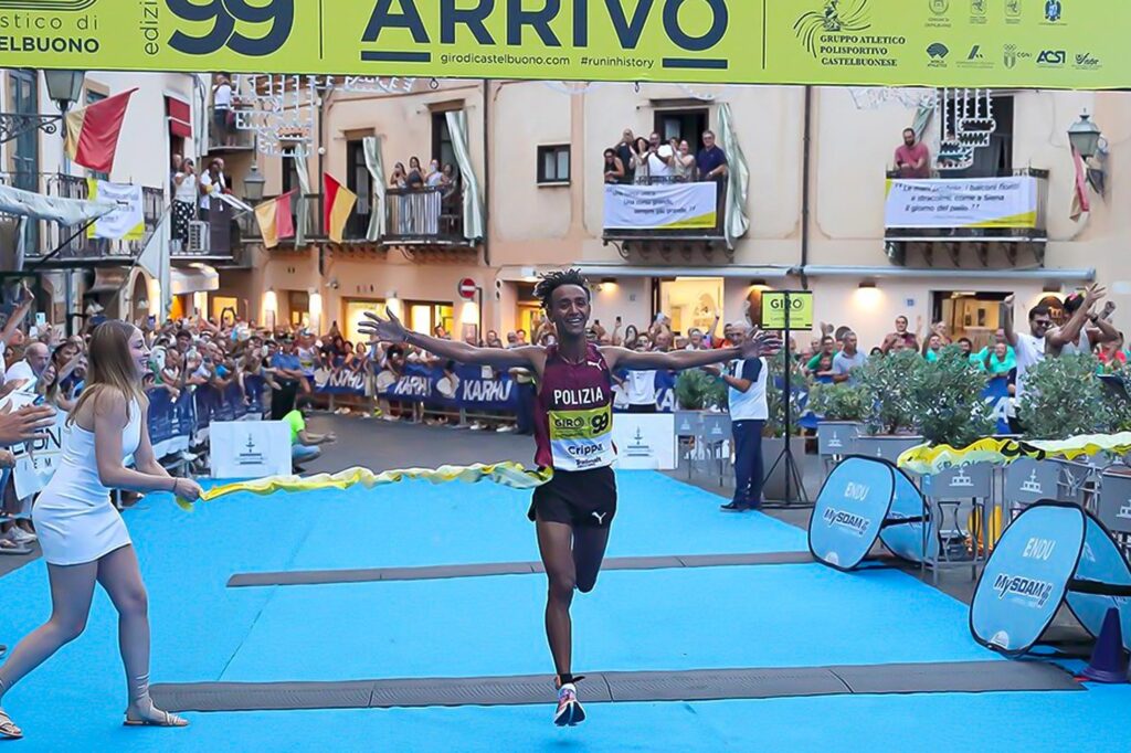 Yeman Crippa al traguardo del 99°Giro Podistico di Castelbuono (foto FB Giro di Castelbuono)