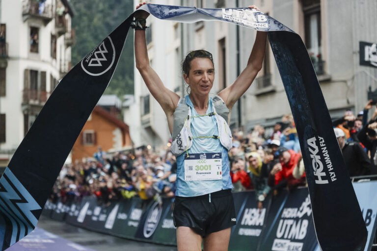 Francesco Puppi al traguardo della UTMB CCC (foto Hoka/P.Verticale)