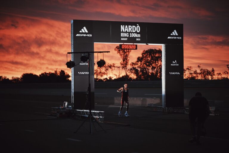 Sibusisu Kubheka taglia il traguardo della Chasing 100 (foto Adidas)