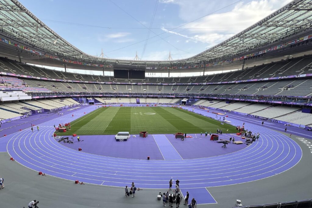 La pista viola delle Olimpiadi di Parigi 2024 allo Stade de France (foto Giancarlo Colombo)