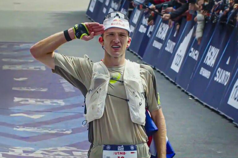 Tom Evans sul traguardo dell'UTMB