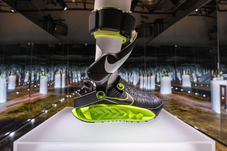 Nike Project Amplify: la prima scarpa da corsa con motore ed esoscheletro Nike Project Amplify