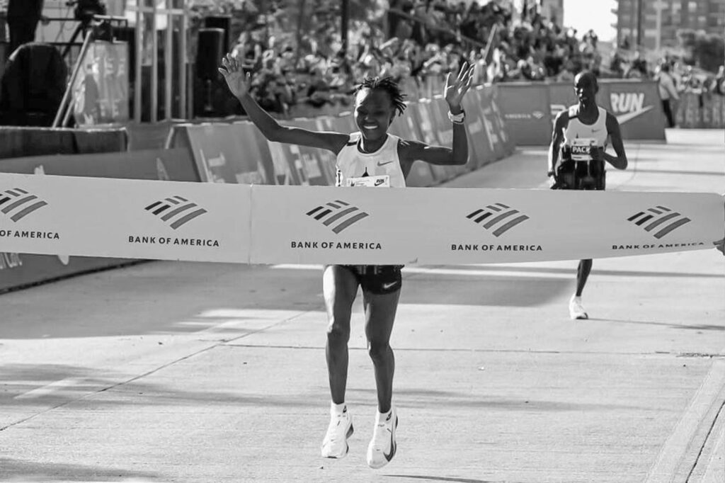 Ruth Chepngetich taglia il traguardo della Chicago Marathon in 2h09'56" (foto courtesy Facebook Chicago Marathon)