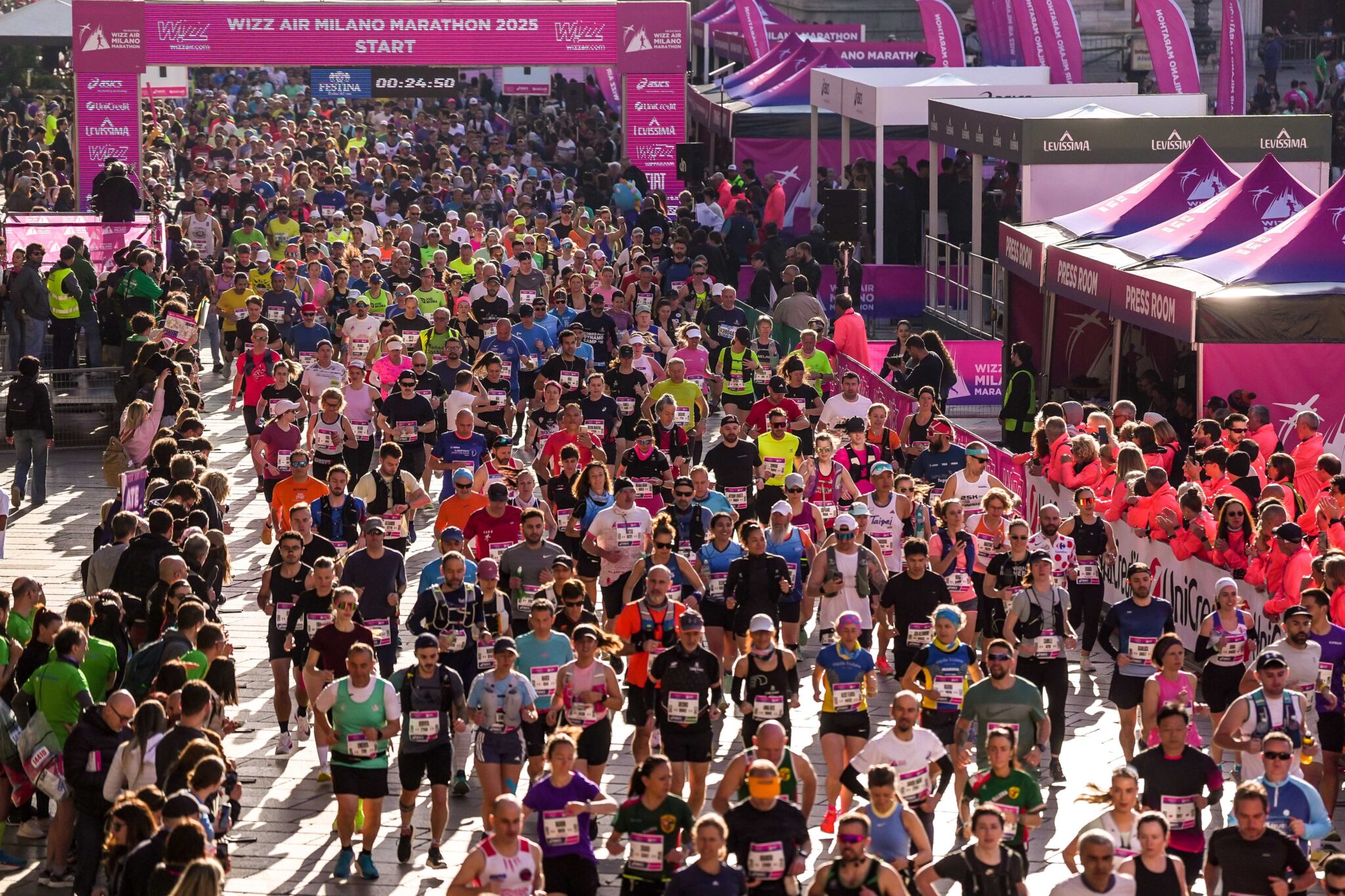 La partenza della Milano Marathon (foto Spada/LaPresse)