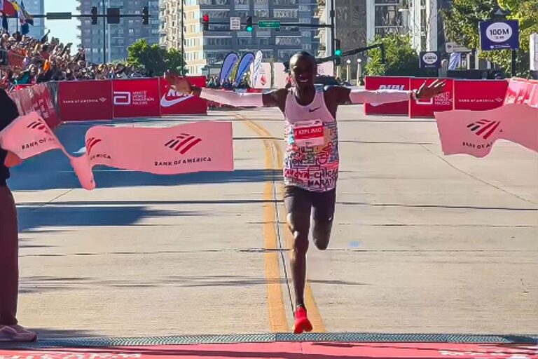 Jacob Kiplimo al traguardo della Chicago Marathon