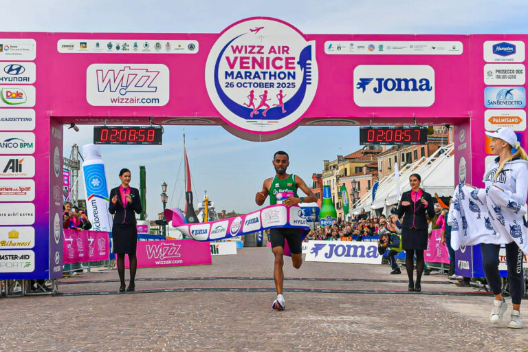 Venicemarathon 2025: trionfo etiope nella città dell’acqua. Un percorso unico al mondo e migliaia di partecipanti La vittoria di Deribe Robi (foto Matteo Bertolin)