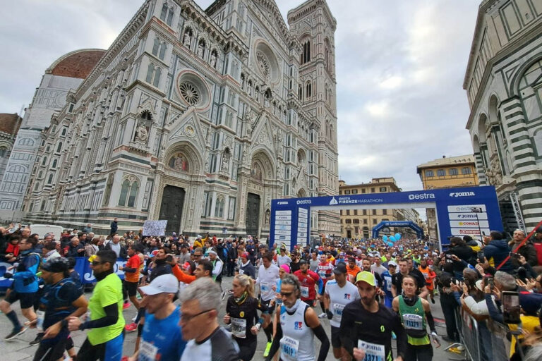 La partenza della maratona di Firenze (foto LorenzoShots)