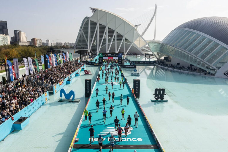 Maratona di Valencia: anche Crippa sulla linea di partenza per un nuovo record italiano L'arrivo della maratona di Valencia (foto FB Maratón Valencia)