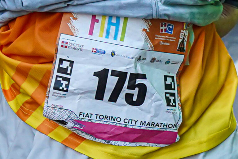 Il pettorale di gara: perché falsificarlo, correre con quello di un altro o senza non è permesso ed è pericoloso Il pettorale di gara (foto Torino City Marathon)