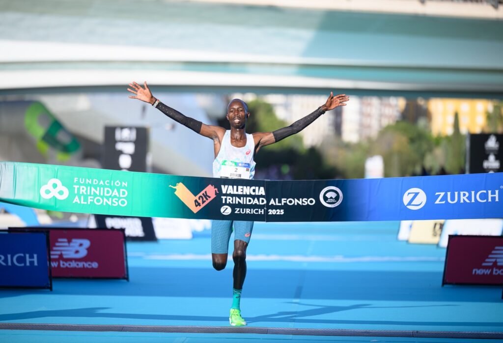 John Korir, primo a Valencia (foto FB Maratón Valencia)
