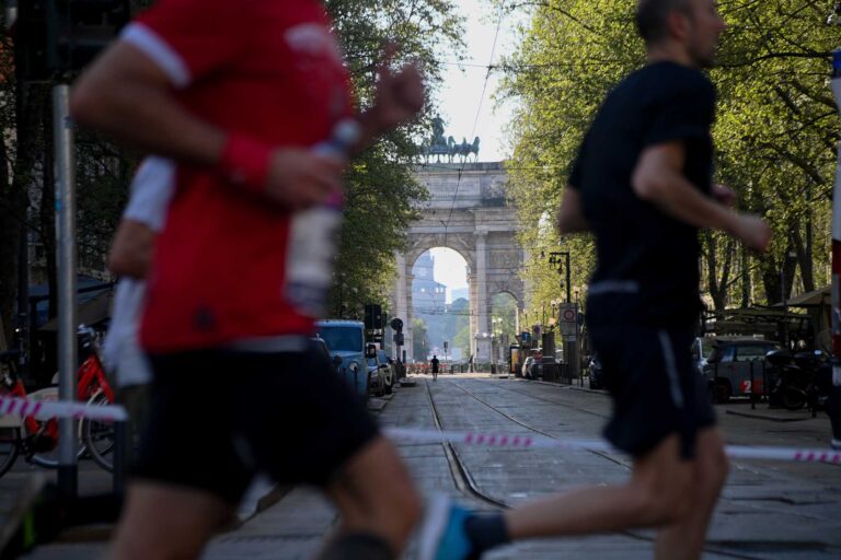 Milano Marathon 2026: nuovo percorso e record di iscritti Milano Marathon (foto LaPresse)
