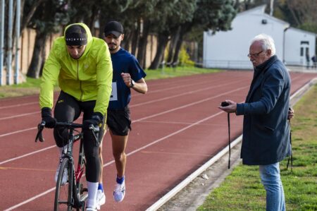 Massimo Magnani in pista per un test con Iliass Aouani (foto Pierluigi Benini)