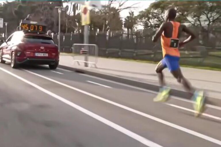 Jacob Kiplimo alla mezza di barcellona dietro la crono car (foto YouTube)