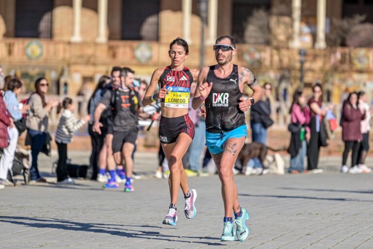 Rebecca Lonedo guidata dal nostro Andrea Soffientini, pacer d'eccezione, alla maratona di Siviglia 2026 (foto Canofotosports)
