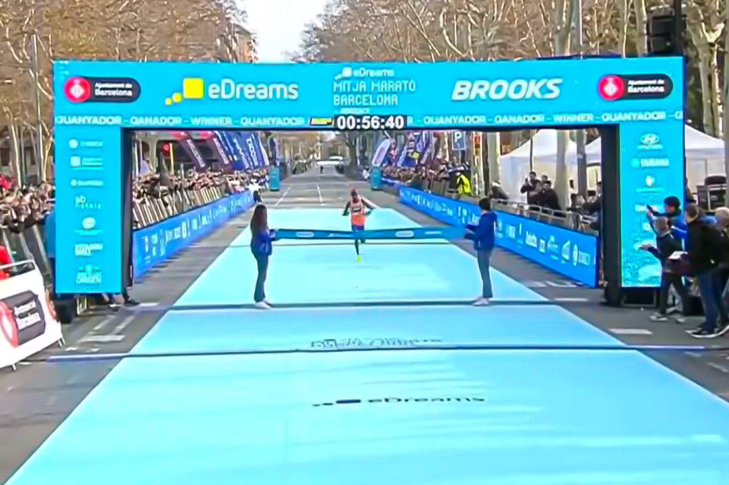 Jacob Kiplimo al traguardo della Mezza Maratona di Barcellona (foto YouTube)