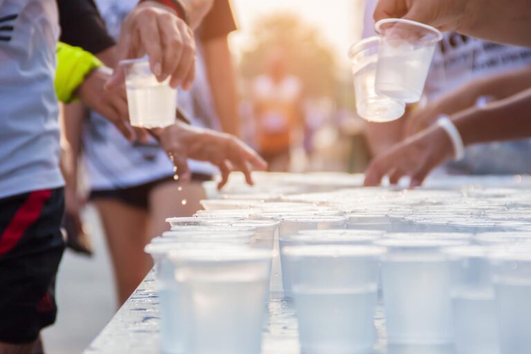 Bicchieri di plastica al ristoro della maratona (foto iStock)