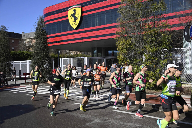 Un anno dopo: al via la Mezza Maratona d’Italia La Mezza Maratona d'Italia all'uscita dalla factory Ferrari (foto organizzazione)