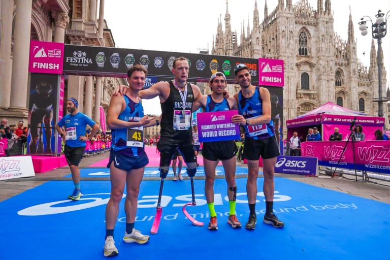 “I believed!”: Richard Whitehead, il nuovo record mondiale alla Maratona di Milano insieme al pacer team di The Running Club Richard Whitehead con il pacer team The Running Club all'arrivo della Milano Marathon. Da sinistra, Roberto Patuzzo, Richard Whitehead, Mattia Grifa e Daniele Barison (foto FB Richard Whitehead)