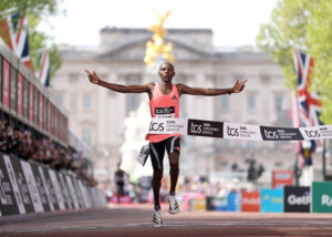 Sabastian Sawe al traguardo della London Marathon 2026 (foto courtesy Adidas)
