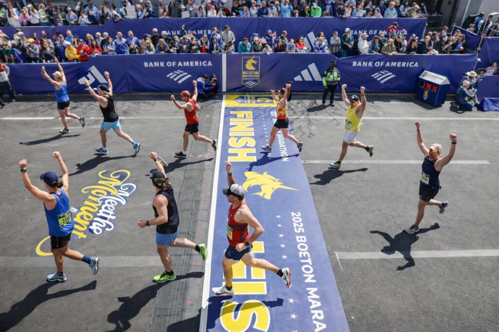 L'arrivo della Boston Marathon (immagine AI)
