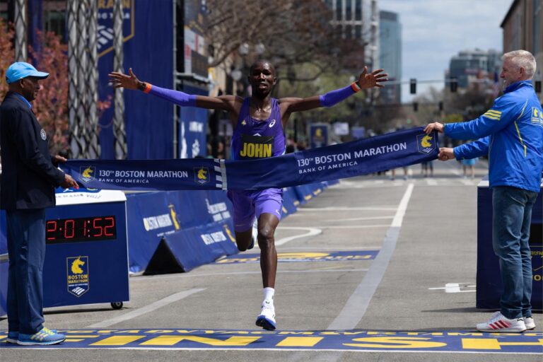 John Korir al traguardo della Boston Marathon 2026 (foto AI)