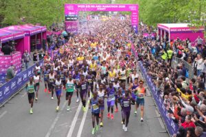 La nuova partenza della Milano Marathon 2026 (foto LaPresse)