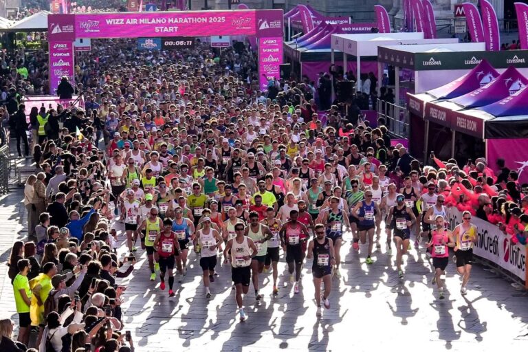 La partenza della Milano Marathon 2025 (foto LaPresse)