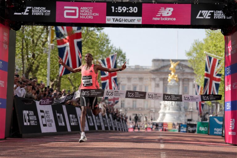 Sabastian Sawe al traguardo della London Marathon 2026 (immagine AI)