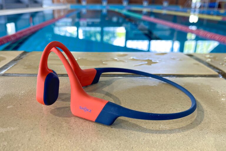 Shokz OpenSwim Pro: le auricolari a conduzione ossea impermeabili per chi corre, pedale e nuota Shokz OpenSwim Pro