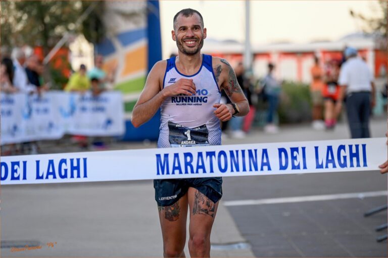Andrea Soffientini sul traguardo della Maratonina dei Laghi di Bellaria Igea Marina