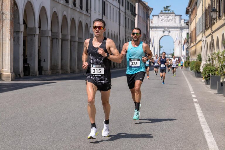 Corre in gara con un pettorale falso come “pacer” per un amico: doppia squalifica e multa a due runner alla mezza di Palmanova I runner in gara a Palmanova (immagine AI)