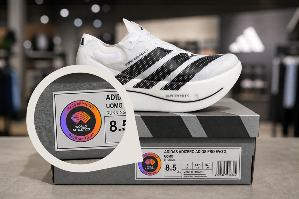 Un esempio di bollino WA per scarpe approvate e non approvate da World Athletics per le gare (immagine dimostrativa)