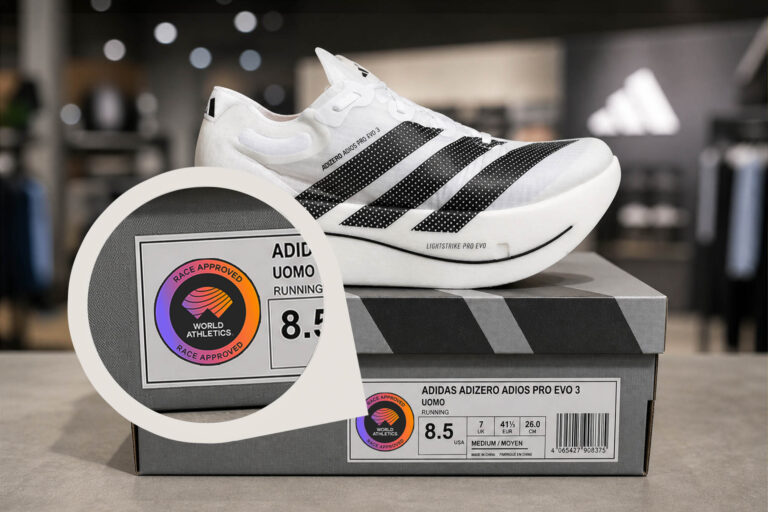 Un esempio di bollino WA per scarpe approvate e non approvate da World Athletics per le gare (immagine dimostrativa)