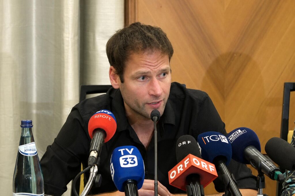 Alex Schwazer in conferenza stampa (immagine TRC)