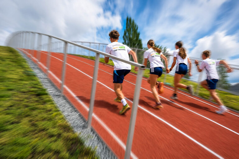 La nuova pista di atletica di Pilsen, in Repubblica Ceca, che comprende un anello standard, strutture rettilinee coperte e tratti con salite (immagine TRC)
