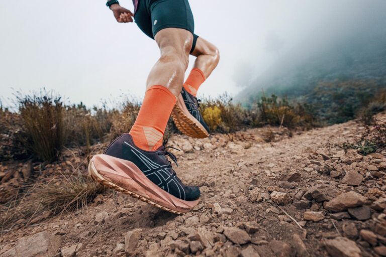 Asics Blazeblast: dalla strada ai sentieri, la famiglia Blast cambia terreno La nuova Asics Blazeblast (immagine Asics)