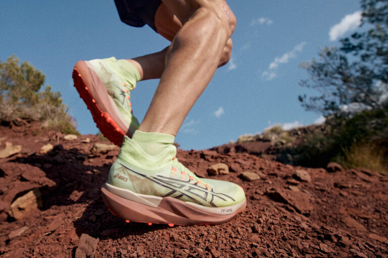 Asics Metafuji Trail 2: la super scarpa da trail diventa più veloce, reattiva e stabile La nuova Asics Metafuji Trail 2