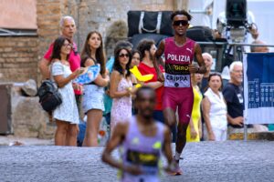 Yemna Crippa alle spalle di Tamirat Tola (immagine TRC)