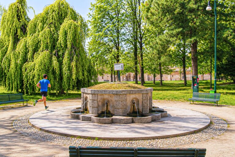 La super acqua dell’Arena di Milano: la leggenda di un rito che vive da oltre un secolo La fontana dell'Acqua Marcia in Parco Sempione a due passi dall'Arena Civica (immagine TRC)