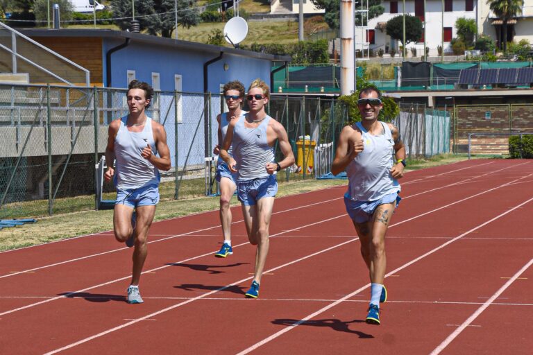 Ho provato ad allenarmi con Simeon Birnbaum: ecco come adattare il suo workout per i 5000 metri Simeon Birnbaum, Jeffery Rogers, William Heslam e Andrea Soffientini in allenamento a Montebelluna con Diadora (immagine TRC)