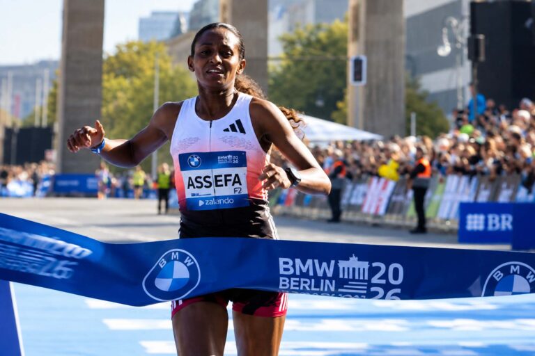 Maratona di Berlino 2026, Tigst Assefa vince ma il record sfuma nel finale per un infortunio. Adola torna re Tigst Assefa (immagine TRC)