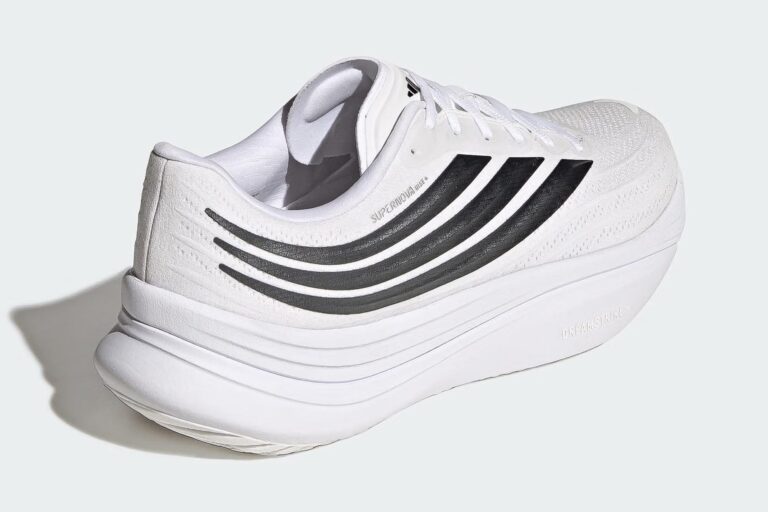 Adidas cambia le “tre strisce”: il nuovo logo debutta sulle Supernova Rise 4 La nuova Adidas Supernova Rise 4, con il nuovo logo curvilineo (immagine Adidas)