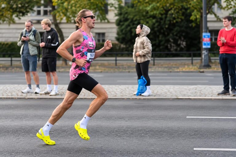 Corre la maratona di Berlino in Crocs e fissa il nuovo primato mondiale a 2h30’ Immagine IG @i.yadgarov