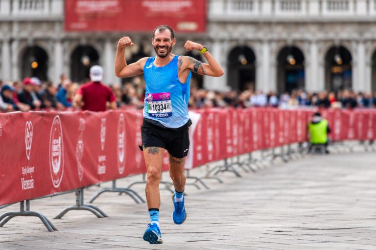 Dopo Amsterdam, di nuovo in maratona a Venezia da pacer e con le nuove Joma R2000 26, senza carbonio Venicemarathon 2026 (foto Simone Visetti)